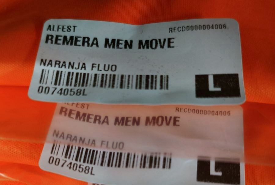 Prendas embolsadas con etiqueta de código de barras