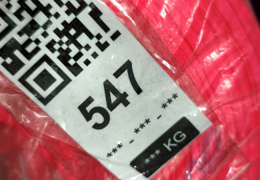 Rollo de tela con su etiqueta QR de identificación